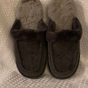 Cozy men’s Nuknuuk grey leather slip on slippers with sheepskin lining, size 8.
